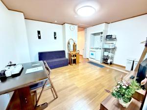 Kuchyň nebo kuchyňský kout v ubytování PetitHotel017全室ミニキッチン付きファミリルーム 飲食街中心 阿波踊り会館7分 文理 徳島大学 アスティとくしま車8分