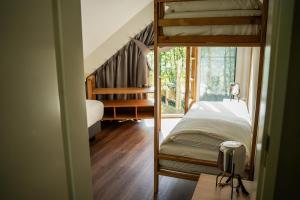 Giường trong phòng chung tại Natuur Villa met Hottub | 4 personen +49 ảnh