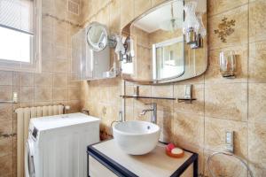 a bathroom with a sink and a mirror at Appartement cosy à Mont-près-Chambord - 100 m² - Terrasse in Mont-près-Chambord