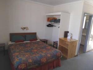 Postel nebo postele na pokoji v ubytování Hawker Outback Motel