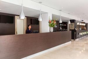 De lobby of receptie bij NH Amsterdam Zuid