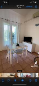 een eetkamer met een tafel en stoelen in een kamer bij A casa di Leia in Borgo