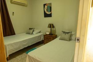Uma cama ou camas num quarto em Nics Appartments - Relaxing vacation 5 min from different beaches