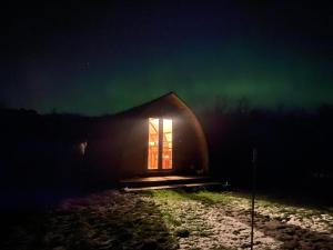 igloo con finestra di notte con l'aurora boreale di Greenley Croft Glamping by Wigwam a Crovie