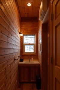 a bathroom with a sink and a window at en Hakuba in Hakuba