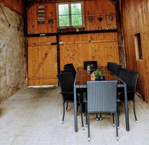 a dining room with a table and chairs in a barn at Ferienwohnung Nico in Stadtilm
