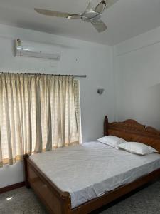 Postel nebo postele na pokoji v ubytování Siva Sakthi Das Brindhavanam