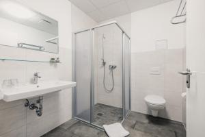 un bagno con doccia, lavandino e WC di Hotel Seeblick a Barhöft Altre 33 foto