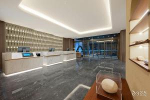 西安西安永兴坊亚朵酒店的办公室,设有前台和大堂