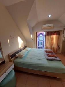 Postel nebo postele na pokoji v ubytování TaKaYai GuestHouse
