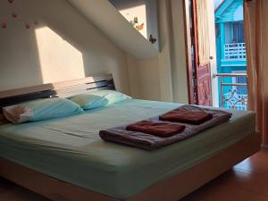Postel nebo postele na pokoji v ubytování TaKaYai GuestHouse