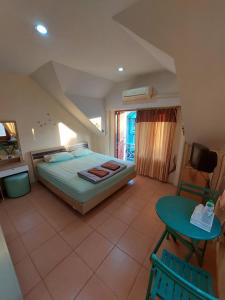 Postel nebo postele na pokoji v ubytování TaKaYai GuestHouse
