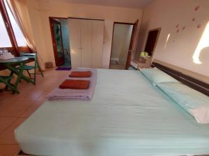 Postel nebo postele na pokoji v ubytování TaKaYai GuestHouse