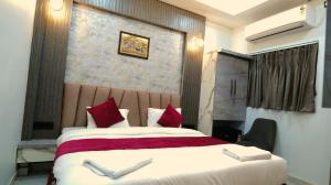 Postel nebo postele na pokoji v ubytování Hotel Shivsudhaa