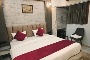 Postel nebo postele na pokoji v ubytování Hotel Shivsudhaa