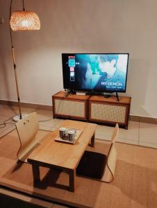 Televisyen dan/atau pusat hiburan di 021 Palazio Apartment Japanese style Studio Mount Austin Wifi & Netflix