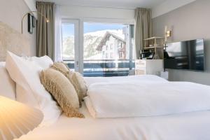 Postel nebo postele na pokoji v ubytování A-ROSA Collection Hotel Thurnher's Alpenhof + 37 fotografií