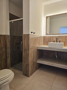 a bathroom with a toilet and a sink and a shower at Casa Montana in Potrero de Garay