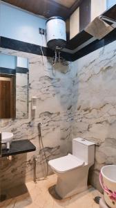 Koupelna v ubytování Hotel Shivsudhaa