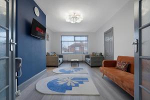 TV a/nebo společenská místnost v ubytování NEW! 2 bedroom house in Newcastle Upon Tyne