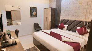 Postel nebo postele na pokoji v ubytování Hotel Shivsudhaa