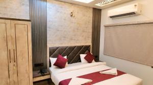 Postel nebo postele na pokoji v ubytování Hotel Shivsudhaa