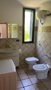 un baño con inodoro y lavabo en HIDE by the Sea, en Ortona