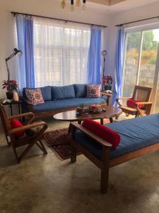 Χώρος καθιστικού στο Bale Aida Cozy 4BR hse in Camaya Coast