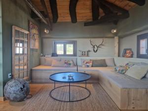 een woonkamer met een bank en een tafel bij Apartamento La Buhardilla in Llanes