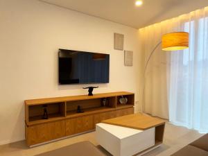 TV a/nebo společenská místnost v ubytování Marcel Cahen 5 Luxurious Home for Families Groups and Events + 21 fotografií