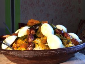 Makanan di atau berdekatan apartmen