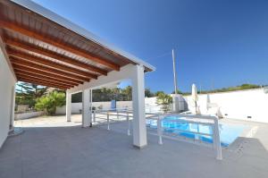 アルカモにあるVilla White private poolのパティオ(スイミングプール、木製パーゴラ付)
