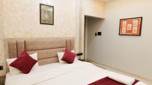 Postel nebo postele na pokoji v ubytování Hotel Shivsudhaa