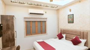 Postel nebo postele na pokoji v ubytování Hotel Shivsudhaa
