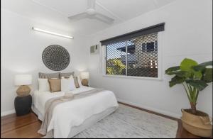 Postel nebo postele na pokoji v ubytování 3 bdrm Home in City Heart