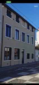 ein großes weißes Gebäude mit Fenstern auf einer Straße in der Unterkunft Studio mezzanine Lyon in Villeurbanne