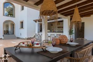 eine Küche und ein Esszimmer mit Tisch und Stühlen in der Unterkunft Villa Bella Primavera by Abahana Villas in Benissa