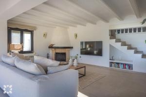 ein Wohnzimmer mit Couch und Kamin in der Unterkunft Villa Bella Primavera by Abahana Villas in Benissa