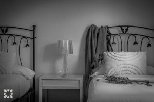 ein Schlafzimmer mit einem Bett und einem Tisch mit einer Lampe in der Unterkunft Villa Bella Primavera by Abahana Villas in Benissa + 23 Fotos