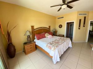 Un dormitorio con una cama y un ventilador de techo. en Playa Royale Home by the Sea, en Nuevo Vallarta  16 fotos más