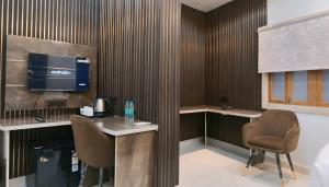 Kuchyň nebo kuchyňský kout v ubytování Hotel Shivsudhaa