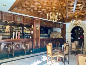 Majoituspaikan Hotel Aranda baari tai lounge-tila