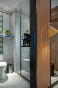 Koupelna v ubytování Lijiang MΛISON Hotel