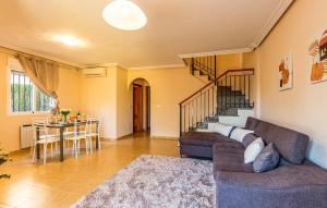 Posezení v ubytování 3 Bedroom Amazing Home In Orihuela Costa