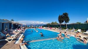 Bazén v ubytování Koulouris Beach Hotel nebo v jeho okolí