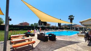 Bazén v ubytování Koulouris Beach Hotel nebo v jeho okolí