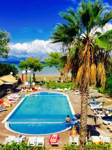 Bazén v ubytování Koulouris Beach Hotel nebo v jeho okolí