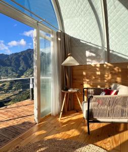 Nespecifikovaný výhled na hory nebo výhled na hory při pohledu z luxury tent