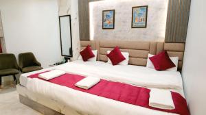Postel nebo postele na pokoji v ubytování Hotel Shivsudhaa