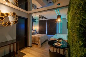 um quarto de hotel com uma cama e uma mesa com uma mesa sidx sidx em Motel Hotel Paradiso - Passo Fundo-RS em Passo Fundo mais 34 fotografias